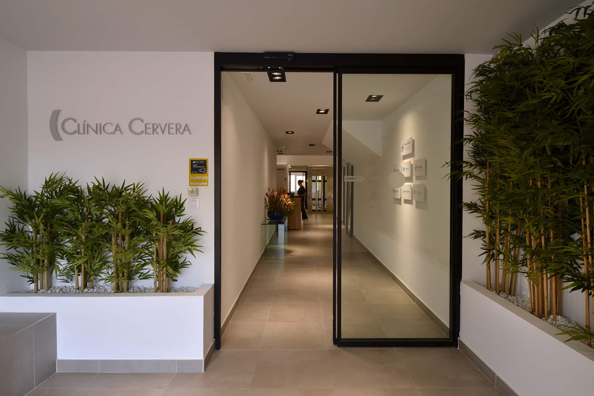 Entrada a la Clínica Cervera en Madrid. Zona Cuatro Caminos Entrada a la Clínica Cervera en Madrid. Zona Cuatro Caminos